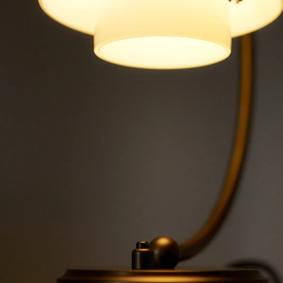 Hot PH 2/2 Luna Aged Brass Opal Tischleuchte Hotellerie|Leseleuchten